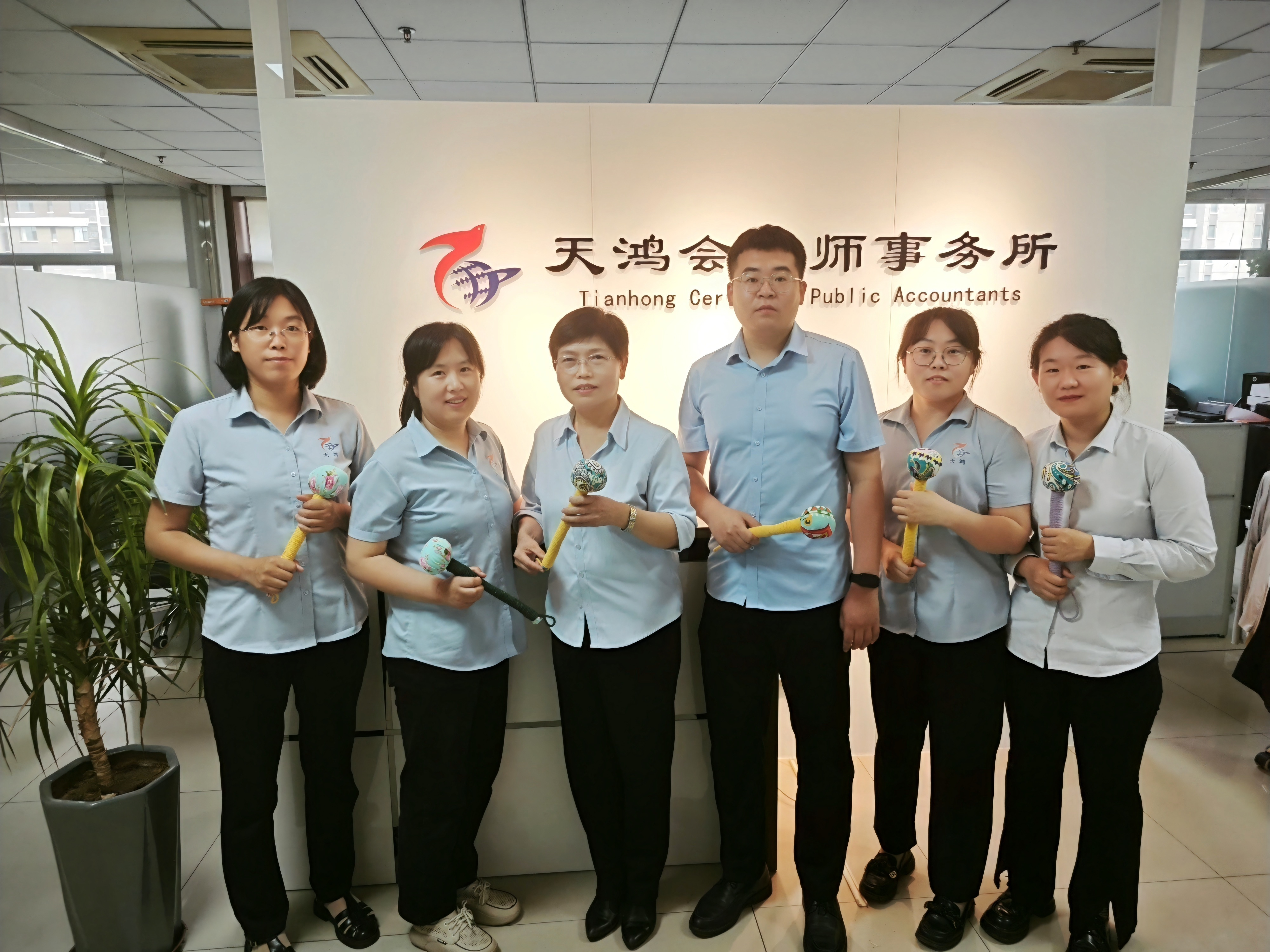 <b>粽叶飘香迎端午，巧手匠心传文化</b>
