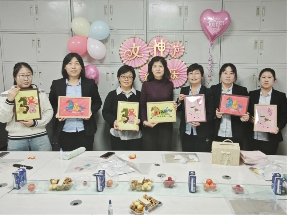 <strong>天鸿“巧手拼五谷，巾帼绽芳华”    三八</strong>