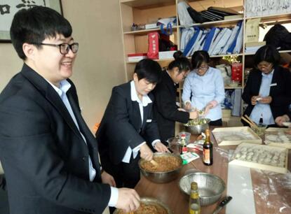 包饺子温情暖寒冬